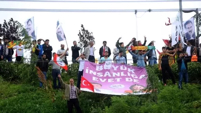 Hdp'liler, Seçim Sonucunu Bakırköy'de Kutladı Hdp'liler, Seçim Sonucunu Bakırköy'de Kutladı