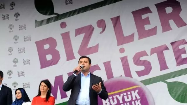 Hdp'liler, Seçim Sonucunu Bakırköy'de Kutladı Hdp'liler, Seçim Sonucunu Bakırköy'de Kutladı