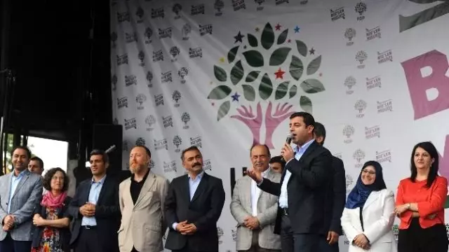 Hdp'liler, Seçim Sonucunu Bakırköy'de Kutladı Hdp'liler, Seçim Sonucunu Bakırköy'de Kutladı