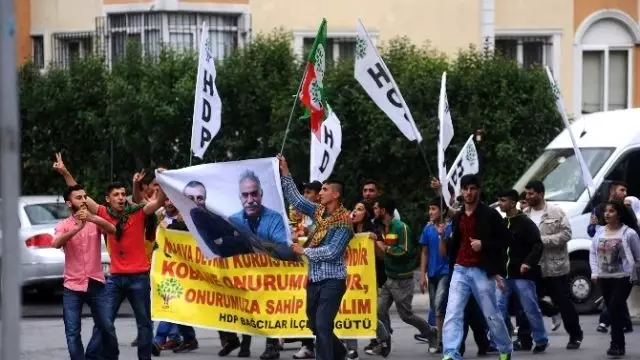 Hdp'liler, Seçim Sonucunu Bakırköy'de Kutladı Hdp'liler, Seçim Sonucunu Bakırköy'de Kutladı