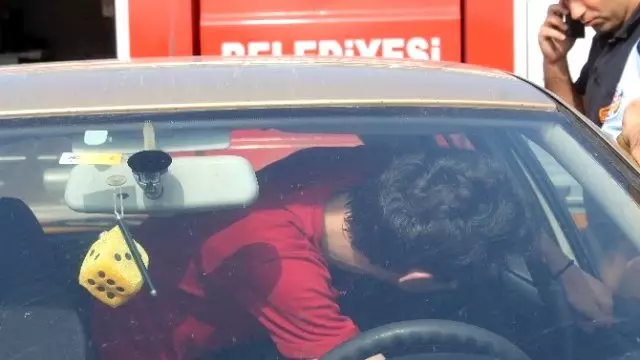 Arkadaşı Otomobilin Kapılarını Kilitleyip Gidince, Otomobilde Mahsur Kaldı