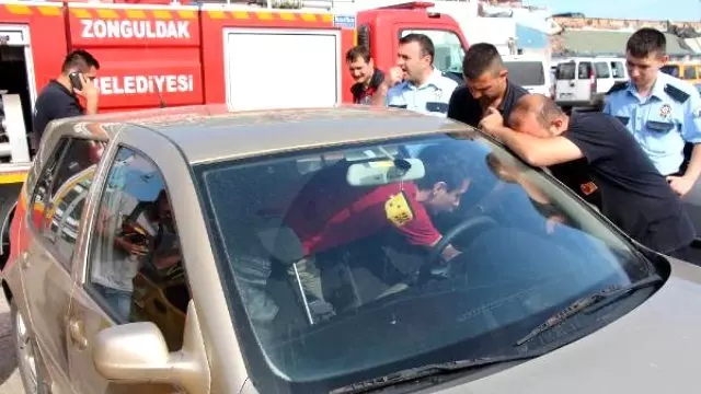 21 Yaşındaki Genç Arkadaşının Kilitlediği Araçta Mahsur Kaldı