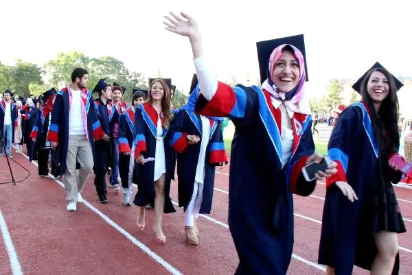 Trafik Kazasında Ölen Kızı Adına Mezuniyet Belgesi Aldı