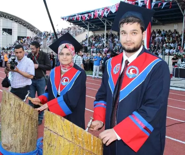 Trafik Kazasında Ölen Kızı Adına Mezuniyet Belgesi Aldı