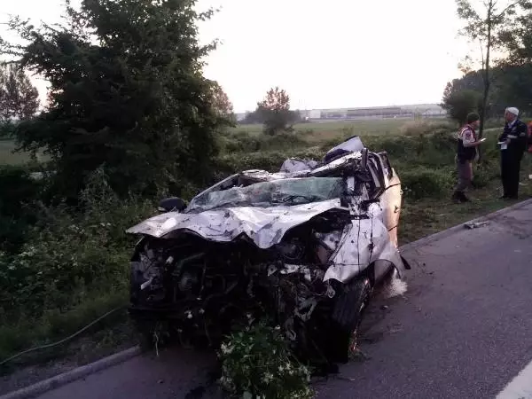 TEM'de Bariyerlere Çarpan Otomobil Su Kanalına Uçtu: 4 Ölü
