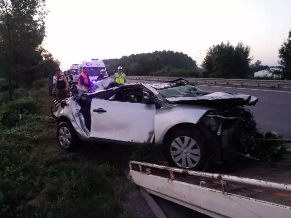 TEM'de Bariyerlere Çarpan Otomobil Su Kanalına Uçtu: 4 Ölü