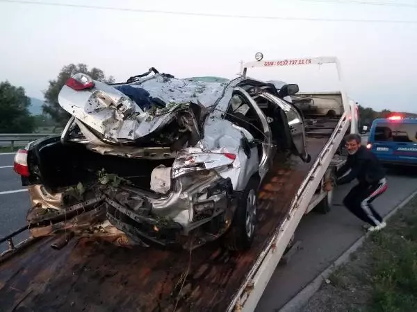TEM'de Bariyerlere Çarpan Otomobil Su Kanalına Uçtu: 4 Ölü