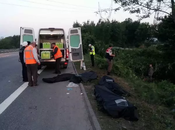 TEM'de Bariyerlere Çarpan Otomobil Su Kanalına Uçtu: 4 Ölü