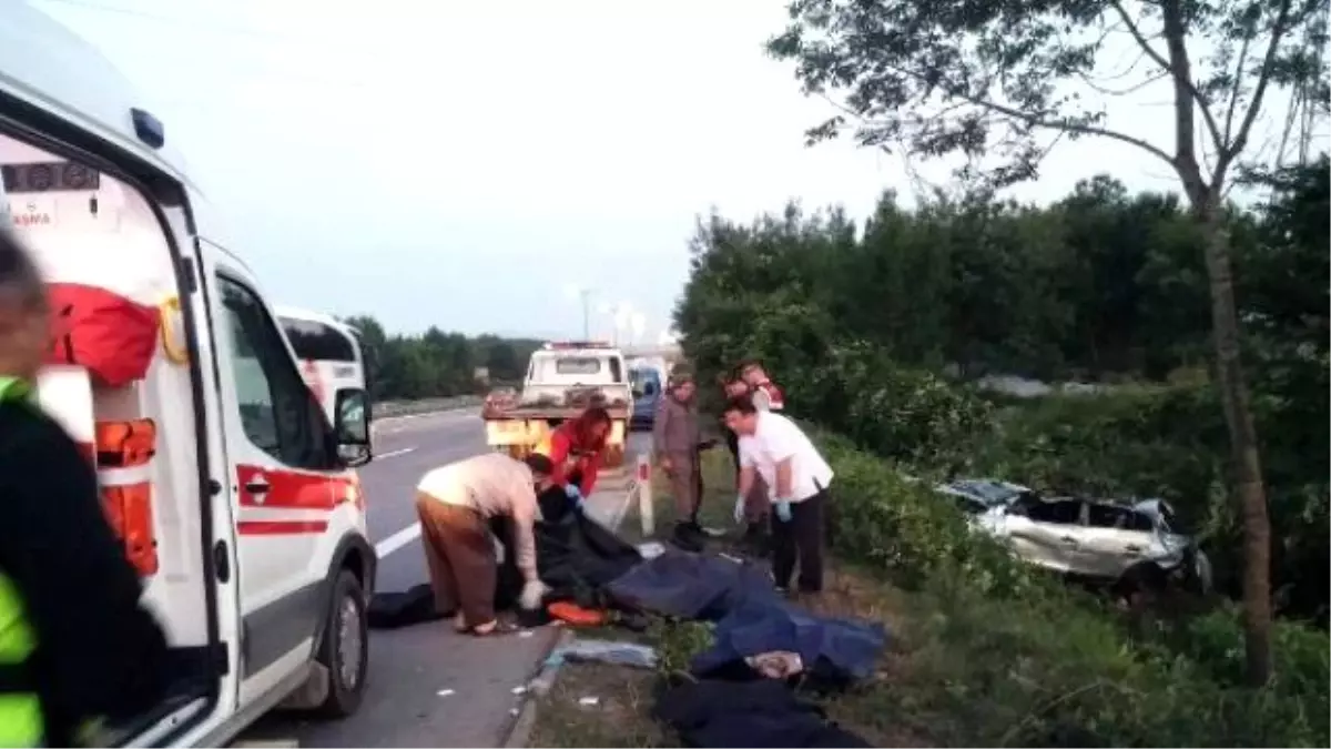 TEM'de Bariyerlere Çarpan Otomobil Su Kanalına Uçtu: 4 Ölü