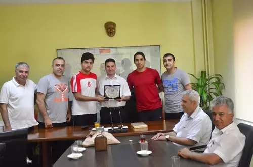 Türkiye İkincisi Hentbolcular Spor İl Müdürünü Ziyaret Etti Türkiye İkincisi Hentbolcular Spor İl Müdürünü Ziyaret Etti