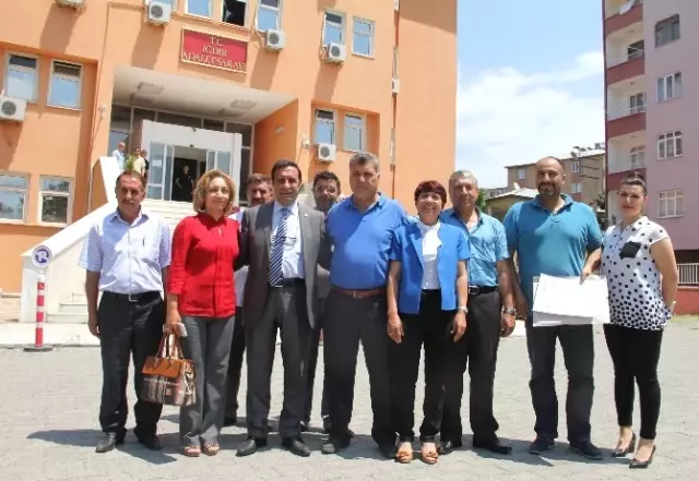 Hdp'nin İlk Azeri Adayı Mazbatasını Aldı Hdp'nin İlk Azeri Adayı Mazbatasını Aldı