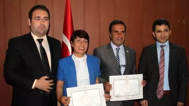 Hdp'nin İlk Azeri Adayı Mazbatasını Aldı Hdp'nin İlk Azeri Adayı Mazbatasını Aldı