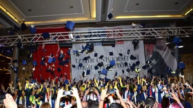 İzmir Üniversitesi'nde Mezuniyet Gururu