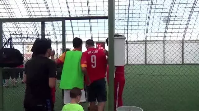 Milli Futbolcu Mevlüt Erdinç'ten Yetim Çocuklara Moral
