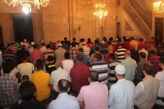 Mübarek Ramazan Ayının İlk Teravih Namazı Kılındı