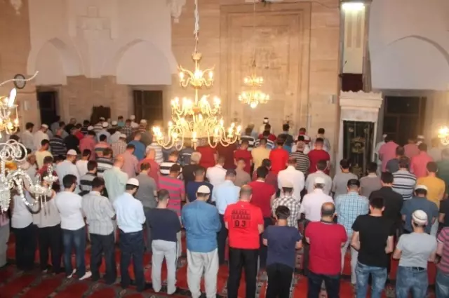 Mübarek Ramazan Ayının İlk Teravih Namazı Kılındı