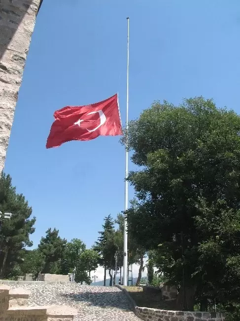 Niksar Kalesi'ndeki Dev Türk Bayrağı Yarıya İndirildi Niksar Kalesi'ndeki Dev Türk Bayrağı Yarıya İndirildi