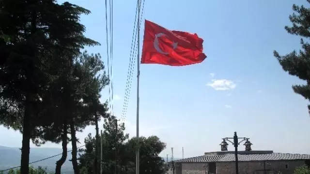 Niksar Kalesi'ndeki Dev Türk Bayrağı Yarıya İndirildi Niksar Kalesi'ndeki Dev Türk Bayrağı Yarıya İndirildi