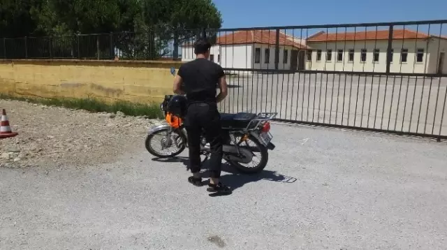 Burhaniye'de Motosiklet Sürücüleri Şikayetçi Burhaniye'de Motosiklet Sürücüleri Şikayetçi