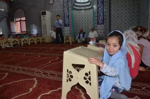 4 Yaşında Rahle Başına Geçen Küçük Zeynep, Kur'an Kursunun İlgi Odağı Oldu