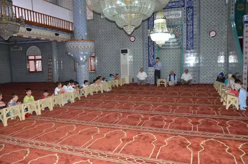 4 Yaşında Rahle Başına Geçen Küçük Zeynep, Kur'an Kursunun İlgi Odağı Oldu