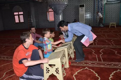4 Yaşında Rahle Başına Geçen Küçük Zeynep, Kur'an Kursunun İlgi Odağı Oldu