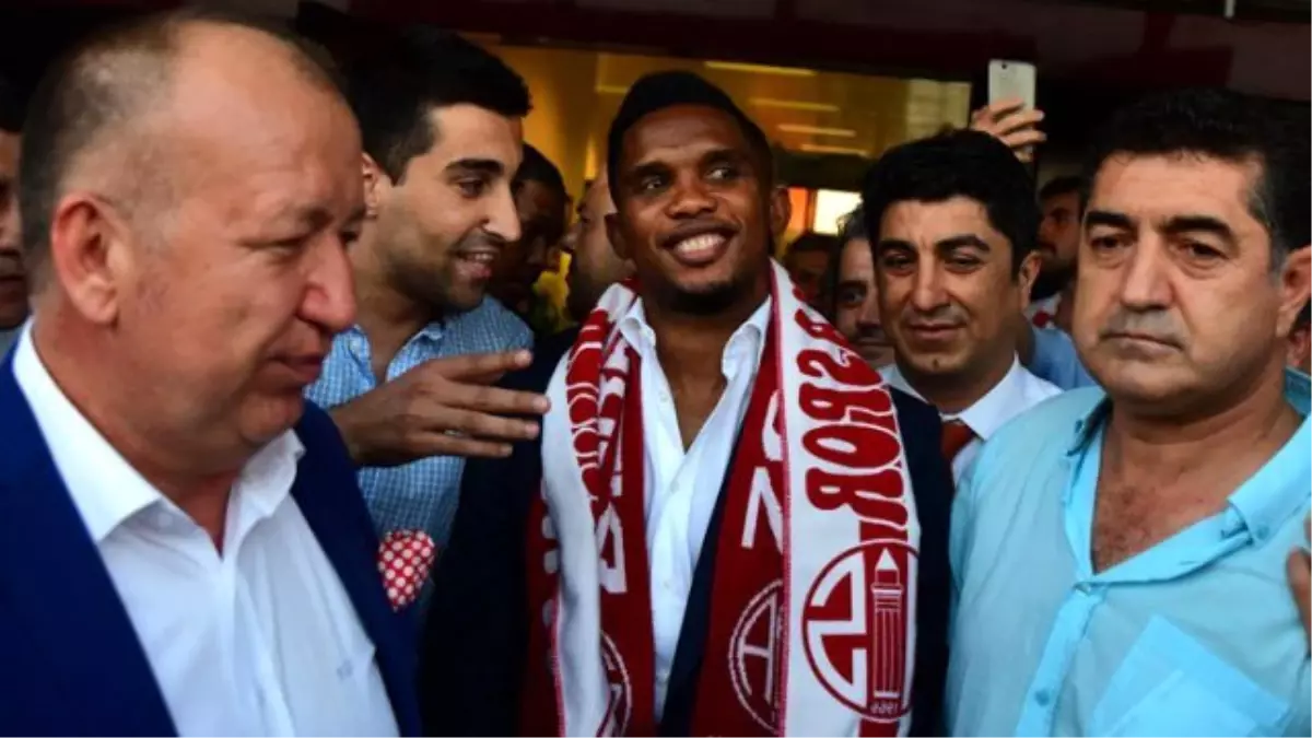Eto'o Geldi, Ronaldinho İse Cumartesi Geliyor