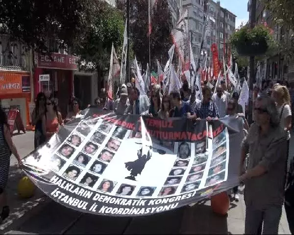 Sivas Katliamında Ölenler Kadıköy'de Mitingle Anıldı Sivas Katliamında Ölenler Kadıköy'de Mitingle Anıldı