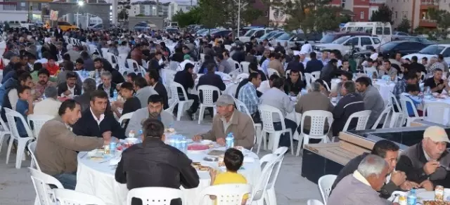 Kayseri Şeker İftar Sofrası, Aşık Veysel'in Memleketi Şarkışla'da Yoğun İlgi Gördü Kayseri Şeker İftar Sofrası, Aşık Veysel'in Memleketi Şarkışla'da Yoğun İlgi Gördü