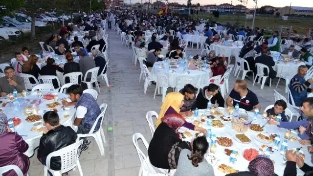 Kayseri Şeker İftar Sofrası, Aşık Veysel'in Memleketi Şarkışla'da Yoğun İlgi Gördü Kayseri Şeker İftar Sofrası, Aşık Veysel'in Memleketi Şarkışla'da Yoğun İlgi Gördü