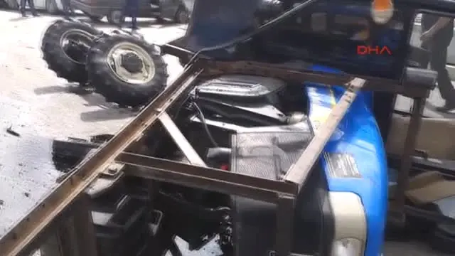 Samsun Otomobile Çarpışan Traktör İkiye Bölündü
