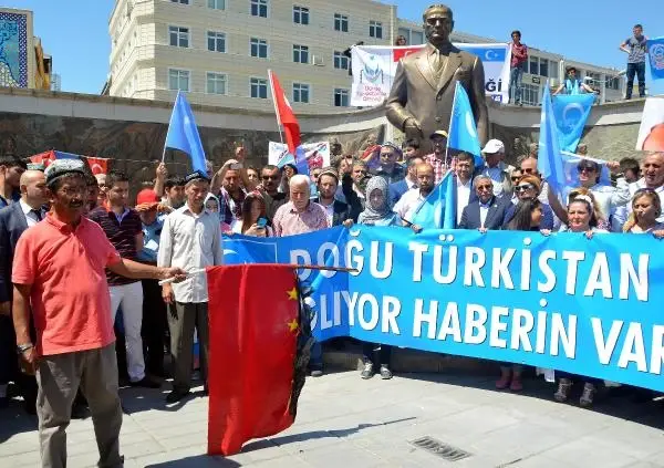Kayseri'de Çin Bayrağı Yakıldı
