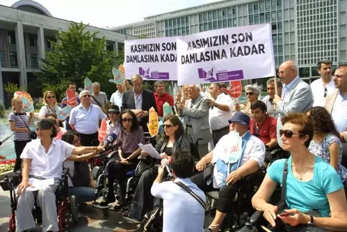 Kas Hastaları İBB Önünde Eylem Yaptı Kas Hastaları İBB Önünde Eylem Yaptı