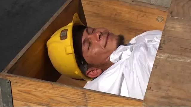 Maden İşçilerinin 'Ocağa Girmeme' Eylemi Maden İşçilerinin 'Ocağa Girmeme' Eylemi