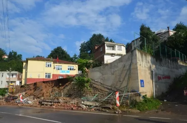 Ordu'da İstinat Duvarı Çöktü Ordu'da İstinat Duvarı Çöktü