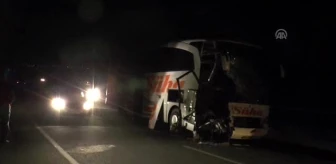 Yolcu Otobüsü Traktöre Çarptı: 1 Ölü, 4 Yaralı