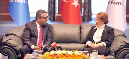 AK Parti ile 8 Parti Bayramlaştı AK Parti ile 8 Parti Bayramlaştı