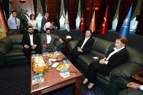 AK Parti ile 8 Parti Bayramlaştı AK Parti ile 8 Parti Bayramlaştı