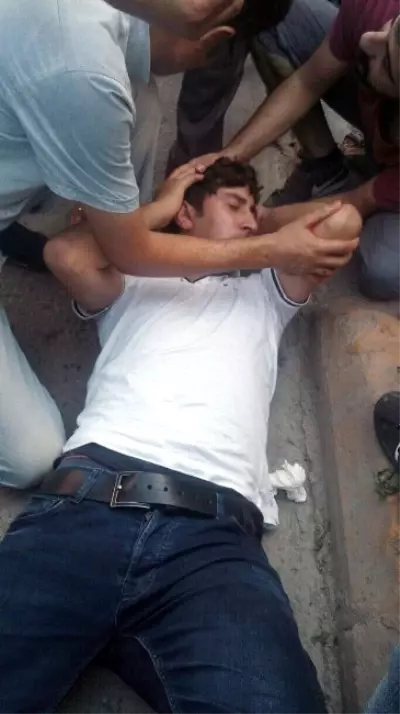 Suruç'taki Olayı Protesto Eden Gruba Saldırı: 2 Yaralı Suruç'taki Olayı Protesto Eden Gruba Saldırı: 2 Yaralı