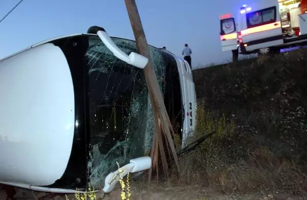 Yolcu Otobüsü Tarlaya Devrildi: 20 Yaralı Yolcu Otobüsü Tarlaya Devrildi: 20 Yaralı