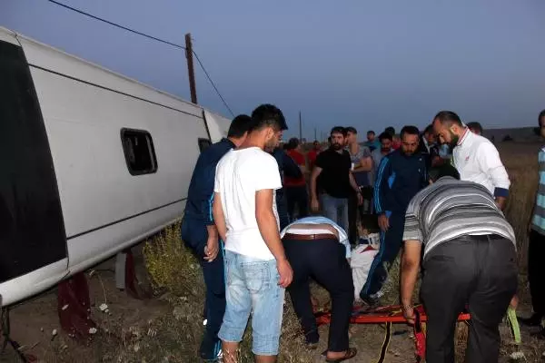Yolcu Otobüsü Tarlaya Devrildi: 20 Yaralı Yolcu Otobüsü Tarlaya Devrildi: 20 Yaralı