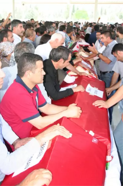 Suruç'taki Terör Saldırısında Ölenler, Gaziantep'ten Törenle Uğurlandı Suruç'taki Terör Saldırısında Ölenler, Gaziantep'ten Törenle Uğurlandı