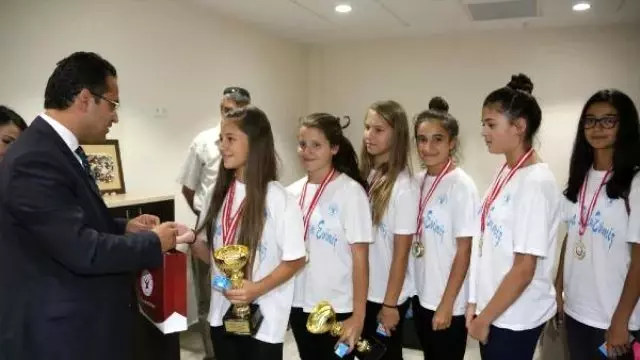 Bornova Belediyespor Minik Hentbol Takımından Çifte Kupa Bornova Belediyespor Minik Hentbol Takımından Çifte Kupa