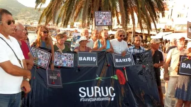 Suruç'ta Ölenler Foça'da Anıldı Suruç'ta Ölenler Foça'da Anıldı