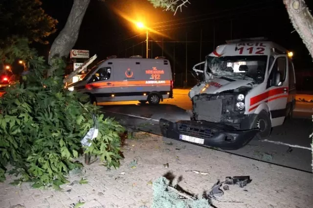 Ambulans Kaza Yaptı: 4 Yaralı Ambulans Kaza Yaptı: 4 Yaralı