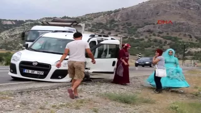 Biri Nişana Giden, Diğeri Düğün Konvoyundaki İki Araç Çarpıştı Biri Nişana Giden, Diğeri Düğün Konvoyundaki İki Araç Çarpıştı