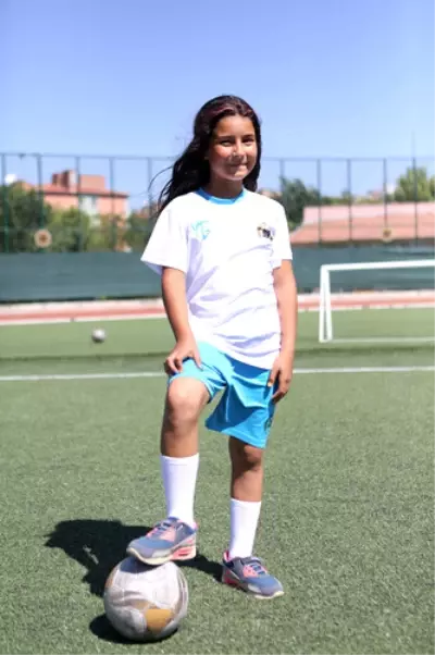 10 Yaşındaki Dilara, Futbolda Erkekleri Çalıma Diziyor 10 Yaşındaki Dilara, Futbolda Erkekleri Çalıma Diziyor