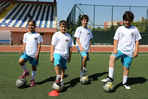 10 Yaşındaki Dilara, Futbolda Erkekleri Çalıma Diziyor 10 Yaşındaki Dilara, Futbolda Erkekleri Çalıma Diziyor