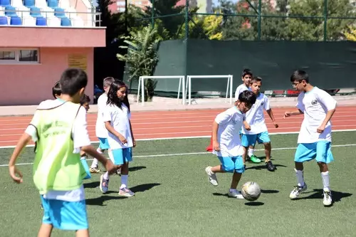 10 Yaşındaki Dilara, Futbolda Erkekleri Çalıma Diziyor 10 Yaşındaki Dilara, Futbolda Erkekleri Çalıma Diziyor