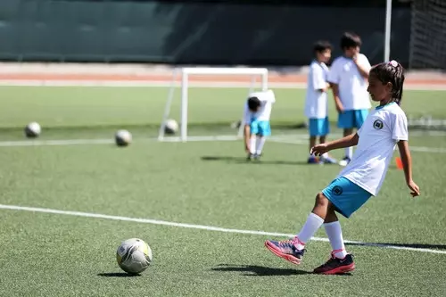 10 Yaşındaki Dilara, Futbolda Erkekleri Çalıma Diziyor 10 Yaşındaki Dilara, Futbolda Erkekleri Çalıma Diziyor